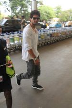 Shahid Kapoor snapped on way to Indore on 14th June 2012 (1).JPG